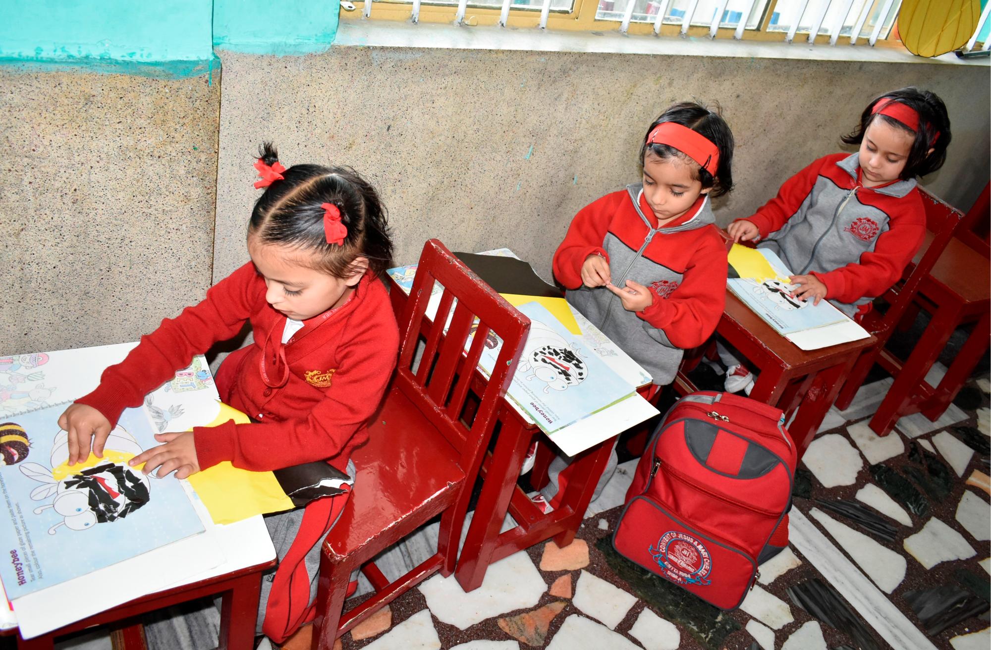 PAPER TEARING AND PASTING ACTIVITY – CLASS NURSERY